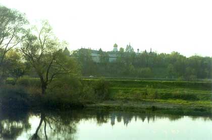 Вид на монастырь с берега реки. Май
